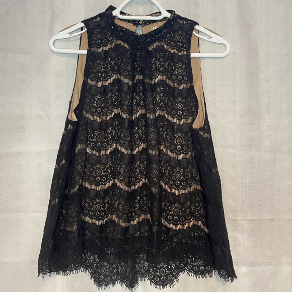 Women's Sleeveless Lace Top - Picture 1 of 4